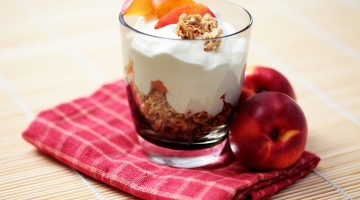 Jogurt 0% z bezglutenowym musli i brzoskwinią