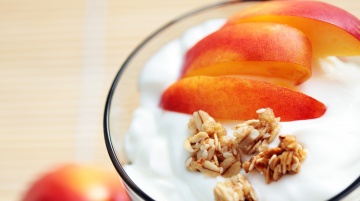 Jogurt 0% z brzoskwinią, migdałami i otrębami