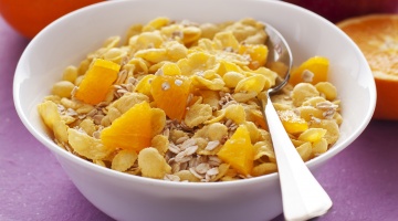 Jogurt 0% z płatkami, orzechami i pomarańczą