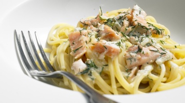Spaghetti z łososiem i kaparami