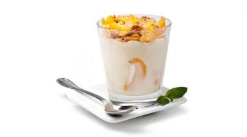 Jogurt naturalny z owocami i migdałami