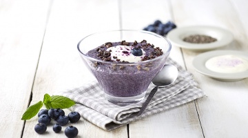 Duży kokosowy pudding z nasion chia z jagodami i bananem