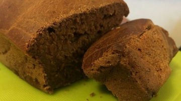Chlebek bananowy z masłem orzechowym