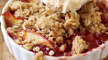 Średnie crumble ze śliwkami pod jaglaną kruszonką